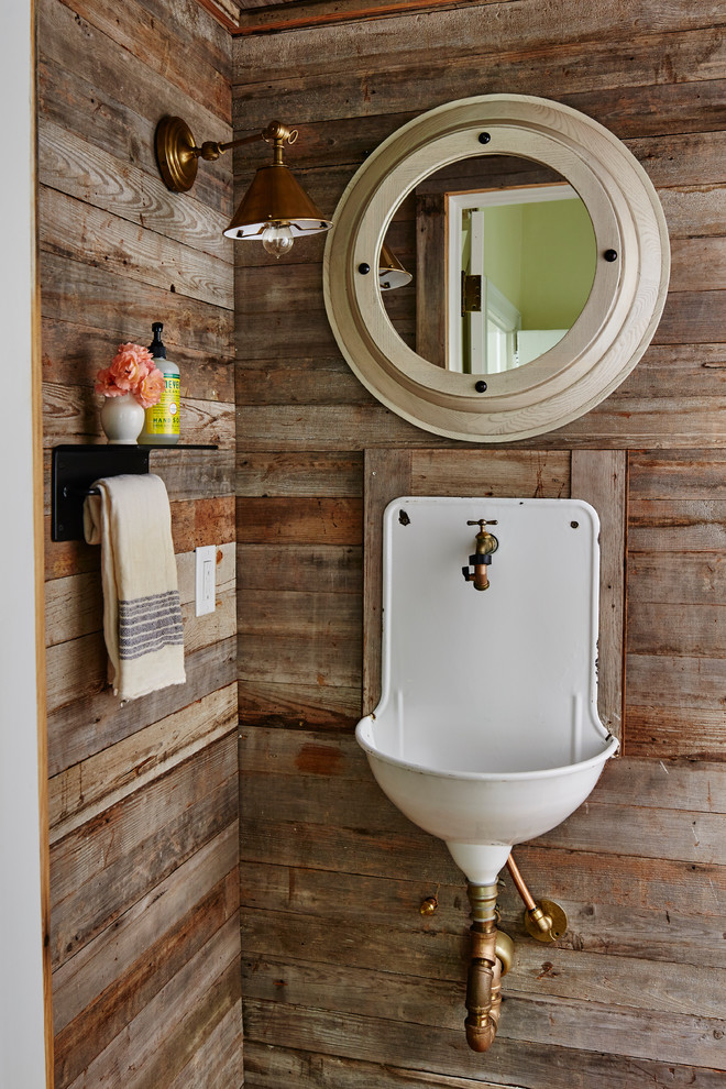 Cette image montre un WC et toilettes rustique avec un mur marron et un lavabo suspendu.