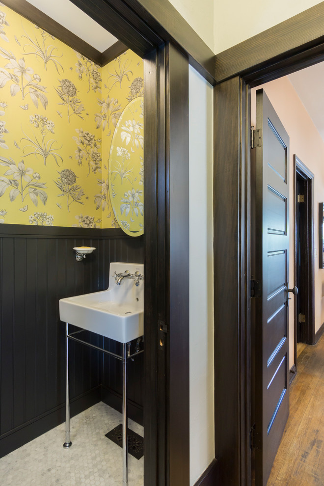 Источник вдохновения для домашнего уюта: маленький туалет в викторианском стиле с желтыми стенами, мраморным полом, раковиной с пьедесталом и серым полом для на участке и в саду
