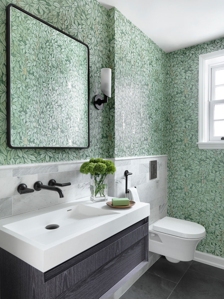 Идея дизайна: туалет в стиле неоклассика (современная классика) с темными деревянными фасадами, инсталляцией, белой плиткой, мраморной плиткой, зелеными стенами, монолитной раковиной, серым полом и белой столешницей