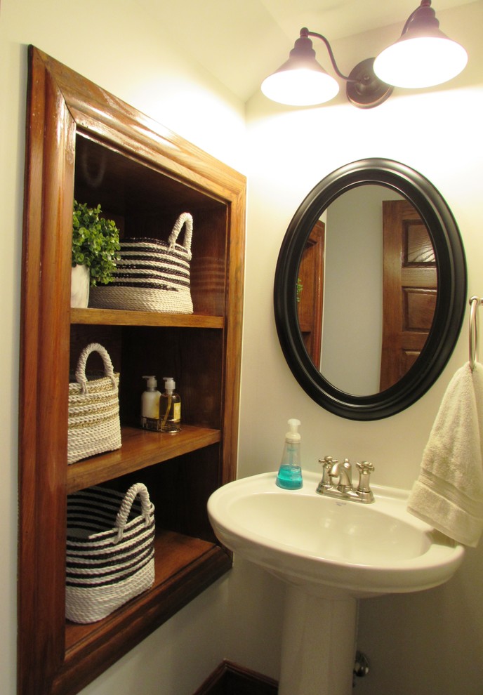Foto de aseo clásico renovado pequeño con suelo de madera en tonos medios y lavabo sobreencimera