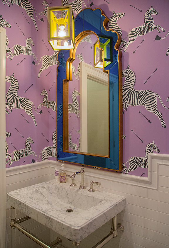 ボストンにあるトラディショナルスタイルのおしゃれなトイレ・洗面所の写真