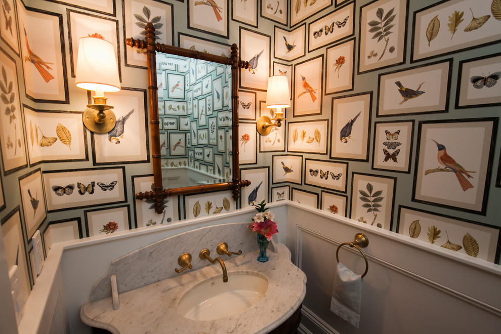 Mittelgroße Klassische Gästetoilette mit verzierten Schränken, bunten Wänden, Unterbauwaschbecken, Waschtisch aus Holz und weißer Waschtischplatte in Los Angeles
