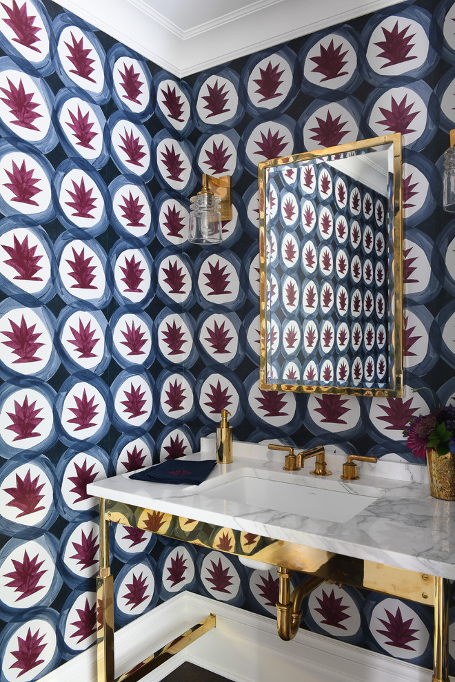 Foto di un bagno di servizio tradizionale con pareti multicolore, lavabo sottopiano, top in marmo e top bianco