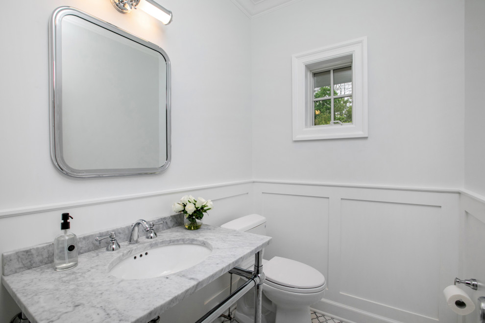 Idée de décoration pour un WC et toilettes tradition avec WC séparés, un mur blanc, un sol en carrelage de terre cuite, un lavabo encastré, un plan de toilette en marbre, un sol gris, un plan de toilette gris et meuble-lavabo sur pied.