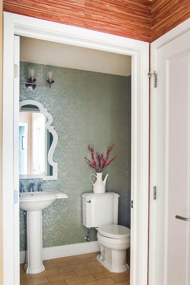 Immagine di un piccolo bagno di servizio chic con WC a due pezzi, lavabo a colonna, pareti blu e pavimento con piastrelle in ceramica