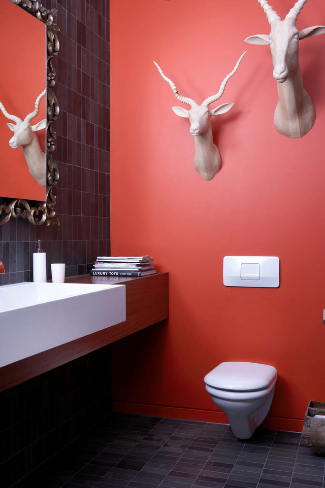 Modern inredning av ett toalett, med en vägghängd toalettstol