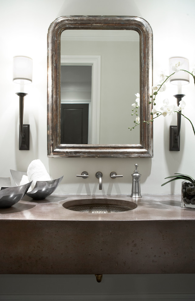 Immagine di un bagno di servizio classico di medie dimensioni con lavabo sottopiano, top in cemento, pareti bianche e top grigio