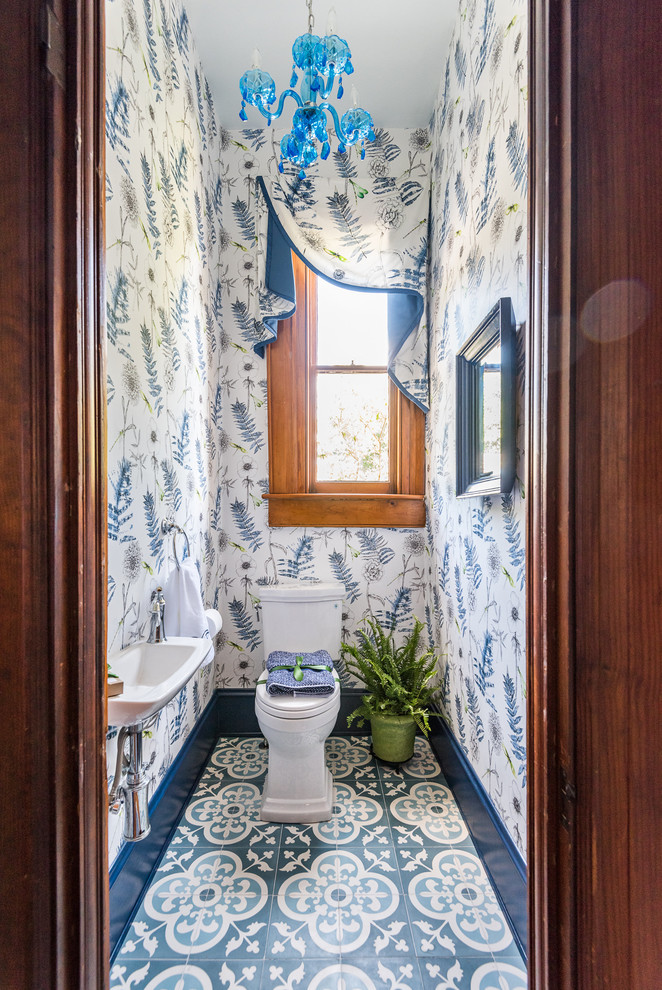 Ispirazione per un piccolo bagno di servizio vittoriano con WC a due pezzi, pareti multicolore, pavimento in cementine, lavabo sospeso e pavimento multicolore