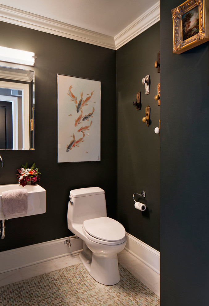 На фото: маленький туалет в стиле неоклассика (современная классика) с подвесной раковиной, черными стенами и полом из керамогранита для на участке и в саду с