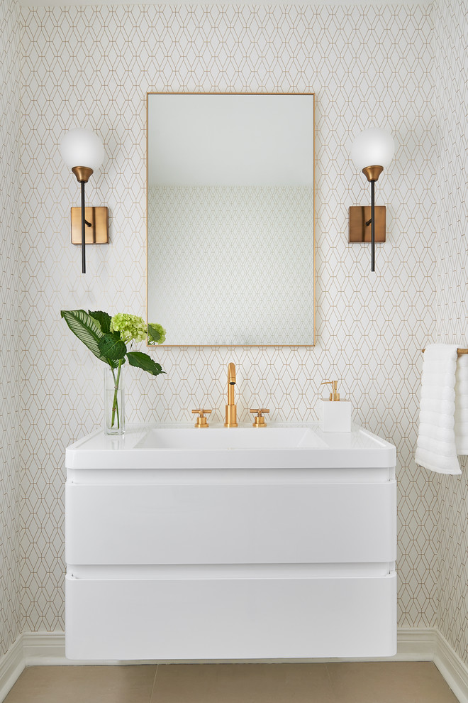 Foto di un piccolo bagno di servizio minimal con ante lisce, ante bianche, pareti bianche, lavabo sospeso, pavimento beige e top bianco