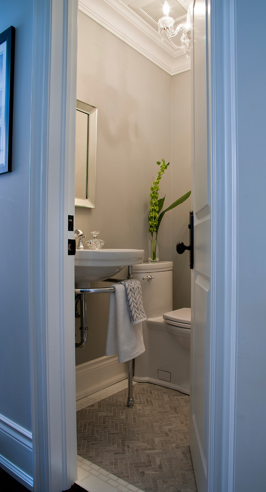 Klassische Gästetoilette mit Sockelwaschbecken, Toilette mit Aufsatzspülkasten, grauen Fliesen und grauer Wandfarbe in Toronto