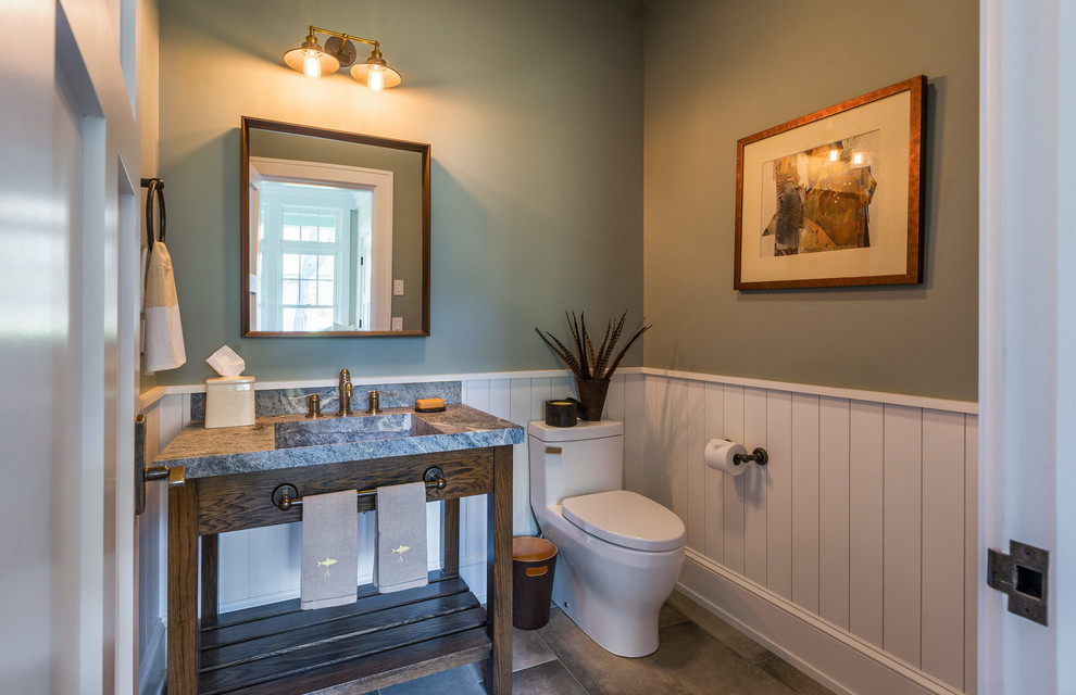Idée de décoration pour un WC et toilettes chalet en bois brun de taille moyenne avec un placard sans porte, WC à poser, un mur vert, un sol en carrelage de porcelaine, un lavabo intégré, un plan de toilette en marbre et un sol marron.