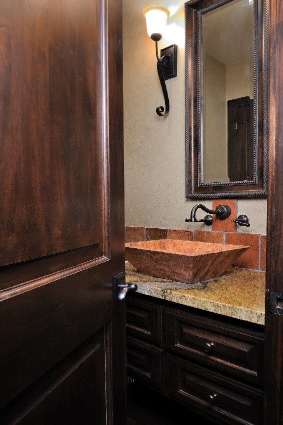 Kleine Klassische Gästetoilette mit profilierten Schrankfronten, dunklen Holzschränken, Granit-Waschbecken/Waschtisch, roten Fliesen, Terrakottafliesen, Toilette mit Aufsatzspülkasten, Aufsatzwaschbecken und beiger Wandfarbe in Houston
