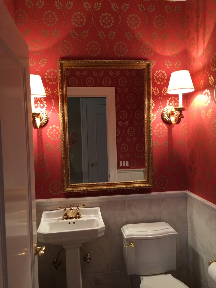 На фото: маленький туалет в классическом стиле с раковиной с пьедесталом, раздельным унитазом, белой плиткой, каменной плиткой, красными стенами и паркетным полом среднего тона для на участке и в саду с