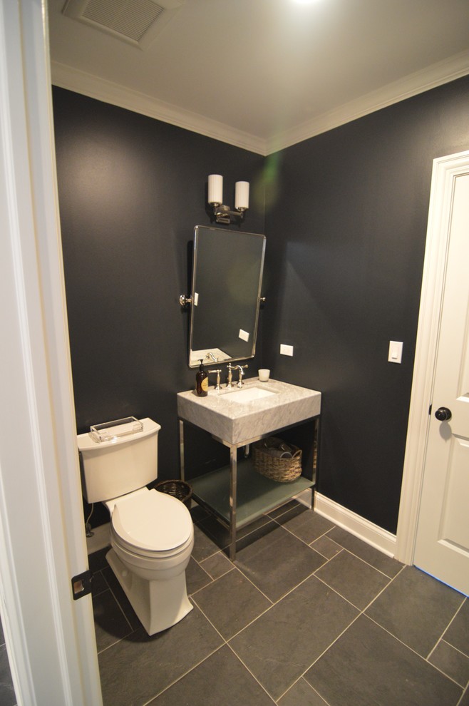 Esempio di un bagno di servizio chic di medie dimensioni con nessun'anta, WC a due pezzi, pareti grigie, pavimento in gres porcellanato, lavabo sottopiano, top in marmo e pavimento grigio