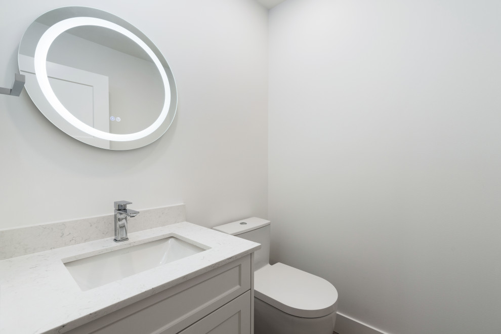 Exemple d'un petit WC et toilettes moderne avec un placard à porte shaker, des portes de placard blanches, WC à poser, un mur blanc, parquet clair, un lavabo encastré, un plan de toilette en quartz modifié, un sol gris, un plan de toilette blanc et meuble-lavabo encastré.
