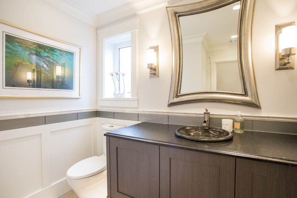 Mittelgroße Klassische Gästetoilette mit Schrankfronten im Shaker-Stil, braunen Schränken, grauen Fliesen, Granit-Waschbecken/Waschtisch und schwarzer Waschtischplatte in Vancouver