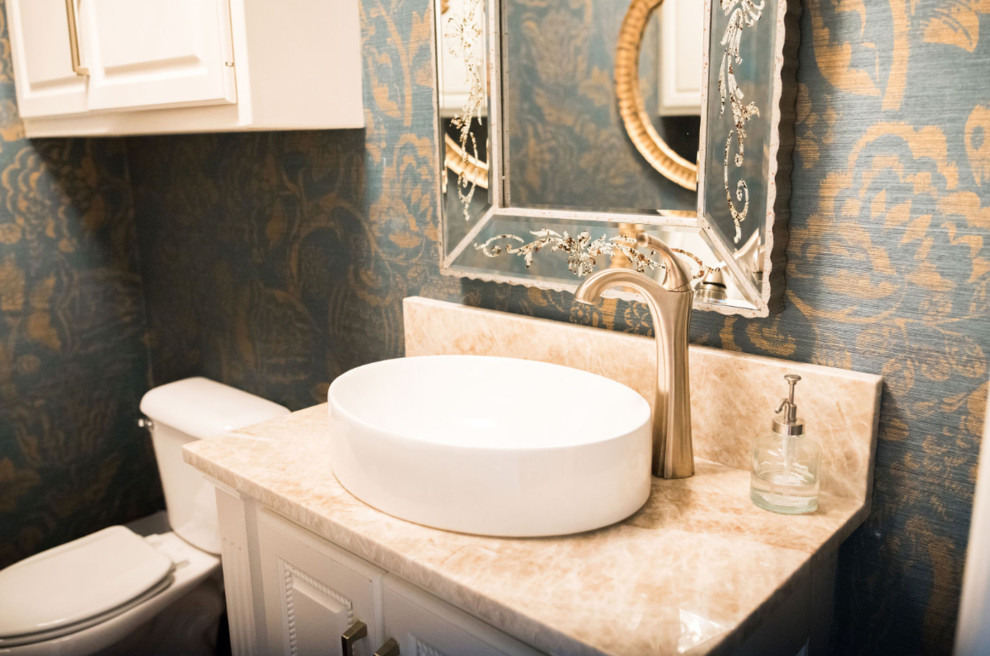 Esempio di un bagno di servizio chic di medie dimensioni con ante con bugna sagomata, ante bianche, WC a due pezzi, pareti grigie, lavabo a bacinella, top in granito e top marrone
