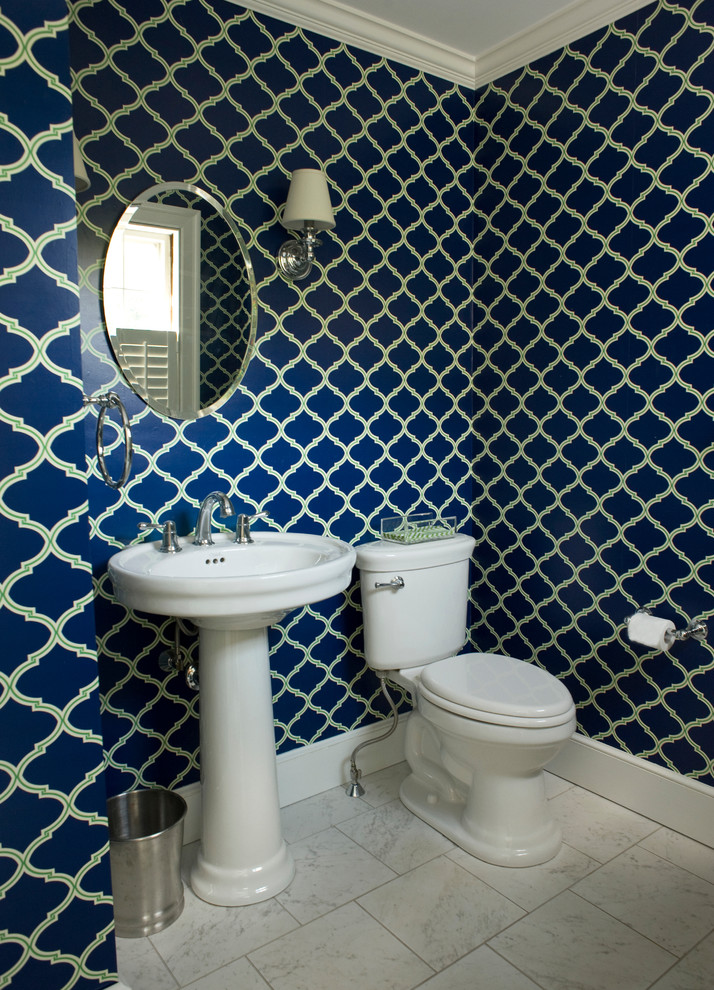 Diseño de aseo tradicional renovado pequeño con sanitario de dos piezas, paredes multicolor, suelo de mármol, lavabo con pedestal y suelo blanco