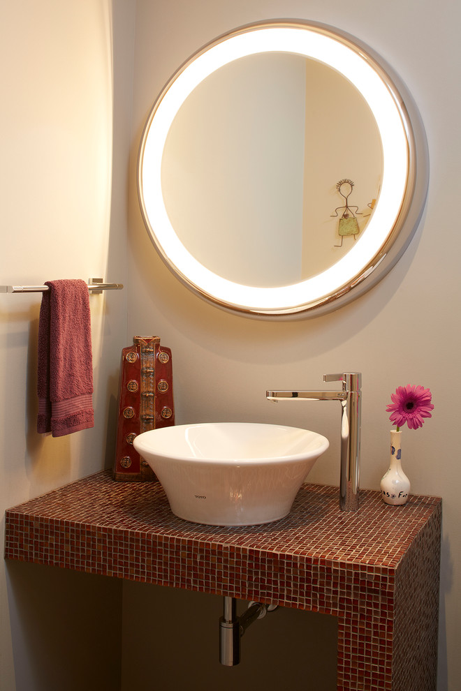Modelo de aseo contemporáneo pequeño con paredes beige, lavabo sobreencimera, encimera de azulejos, suelo de baldosas de porcelana, suelo beige y encimeras rojas