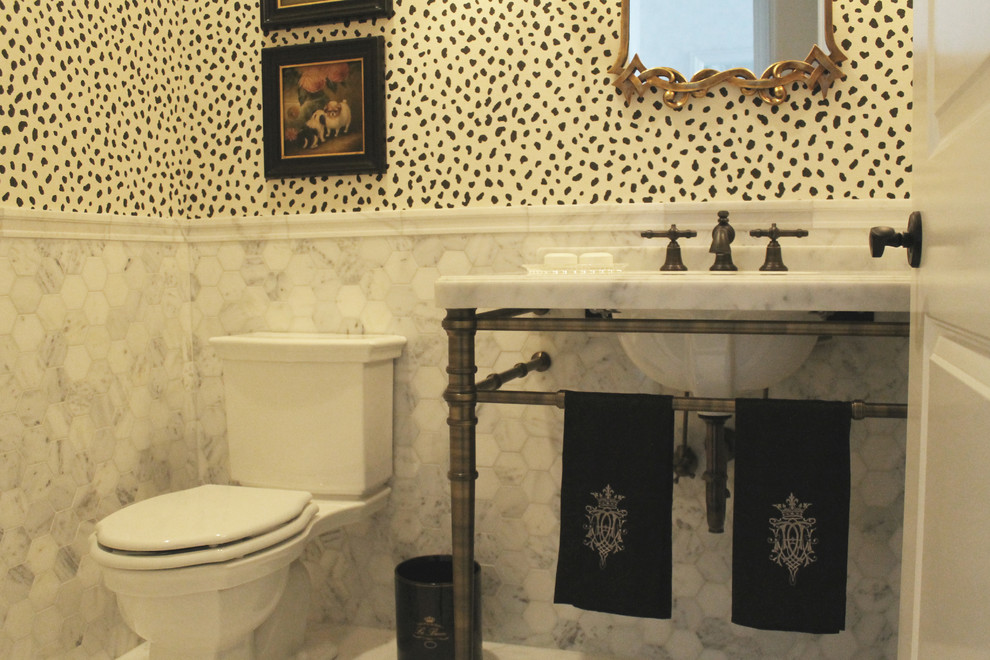 Пример оригинального дизайна: маленький туалет в классическом стиле с унитазом-моноблоком и раковиной с пьедесталом для на участке и в саду