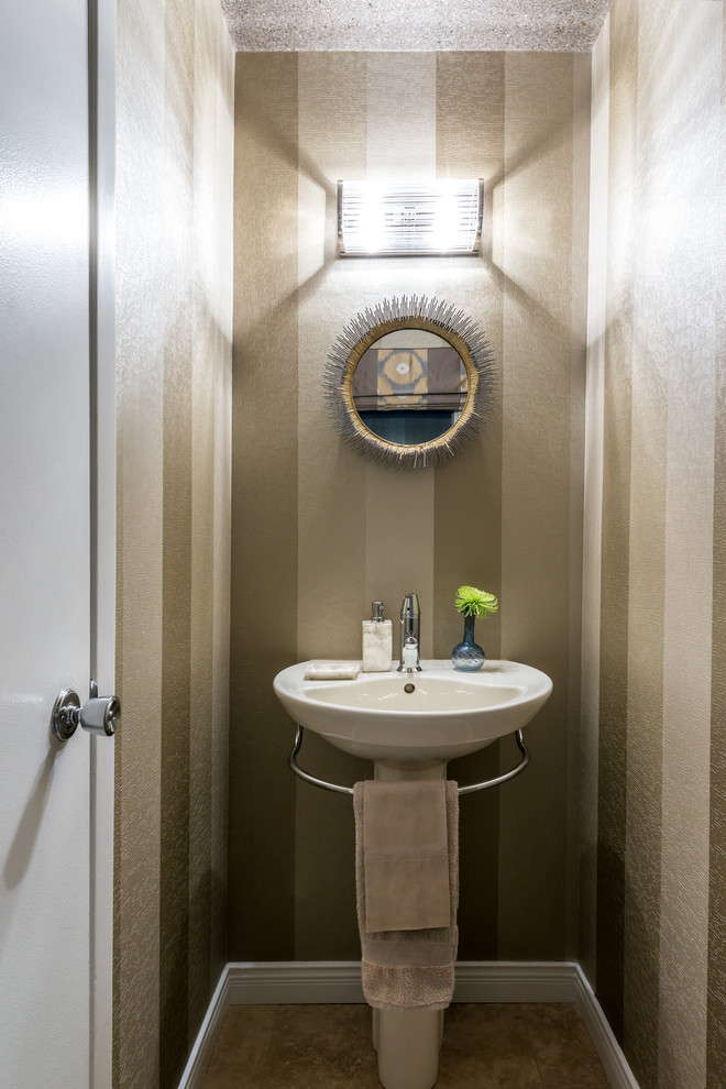 Inspiration för ett litet vintage toalett, med flerfärgade väggar, travertin golv och ett piedestal handfat