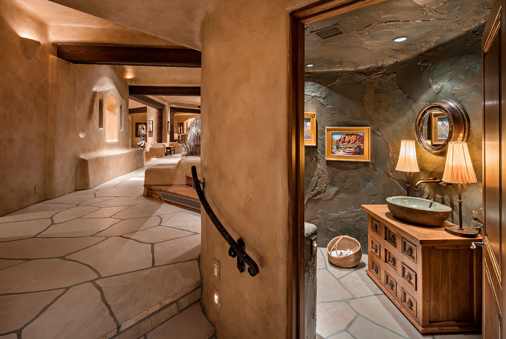 Mediterrane Gästetoilette mit verzierten Schränken, hellbraunen Holzschränken, grauer Wandfarbe, Aufsatzwaschbecken, Waschtisch aus Holz, beigem Boden und brauner Waschtischplatte in Phoenix