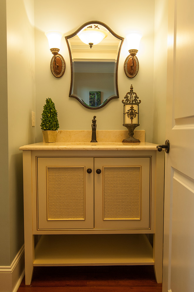 Imagen de aseo tradicional pequeño con armarios tipo mueble, puertas de armario beige, paredes verdes, suelo de madera oscura, lavabo bajoencimera, encimera de granito y encimeras beige