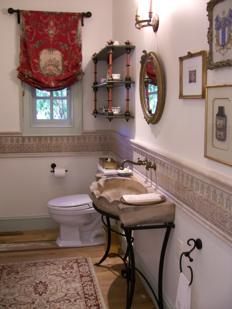 На фото: туалет среднего размера в классическом стиле с подвесной раковиной, унитазом-моноблоком и паркетным полом среднего тона с