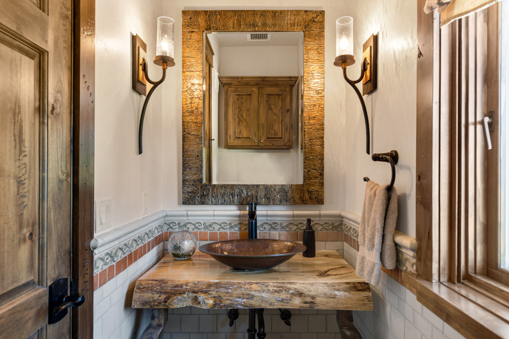 Urige Gästetoilette mit Aufsatzwaschbecken und Waschtisch aus Holz in Albuquerque