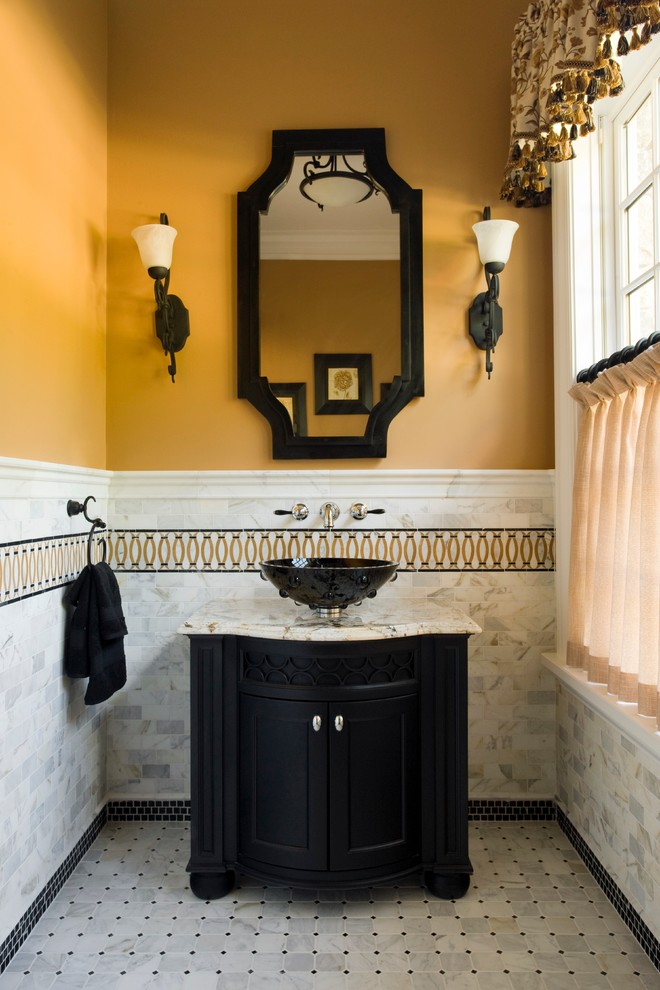 Immagine di un bagno di servizio classico con consolle stile comò, ante nere, piastrelle grigie, piastrelle multicolore, lavabo a bacinella e pavimento multicolore