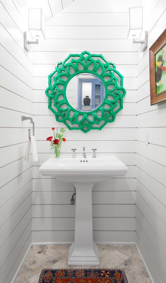 Inspiration för små maritima toaletter, med ett piedestal handfat, vita väggar och travertin golv