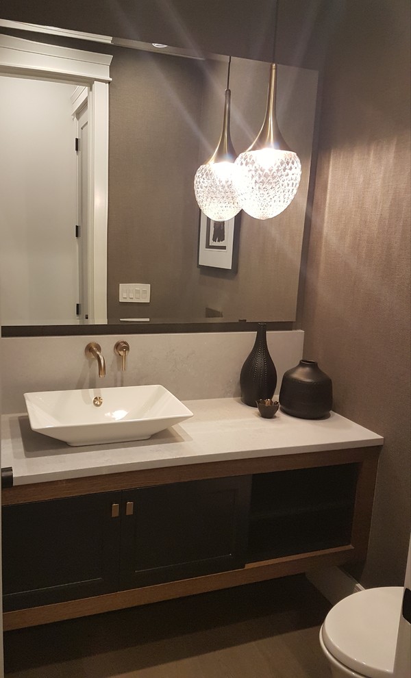 Idée de décoration pour un petit WC et toilettes minimaliste en bois foncé avec un mur gris, un sol en bois brun, une vasque, un plan de toilette en quartz modifié, un sol marron et un plan de toilette blanc.
