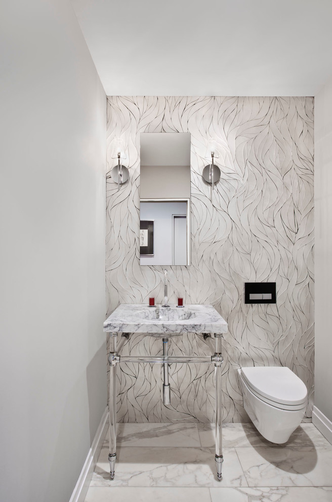 Kleine Moderne Gästetoilette mit Wandtoilette, Marmorfliesen, weißer Wandfarbe, Marmorboden, integriertem Waschbecken und Marmor-Waschbecken/Waschtisch in New York
