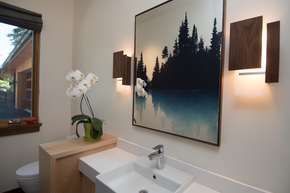 Kleine Moderne Gästetoilette mit flächenbündigen Schrankfronten, hellen Holzschränken, Toilette mit Aufsatzspülkasten, weißer Wandfarbe, Einbauwaschbecken, Quarzwerkstein-Waschtisch, schwarzem Boden und weißer Waschtischplatte in Sacramento