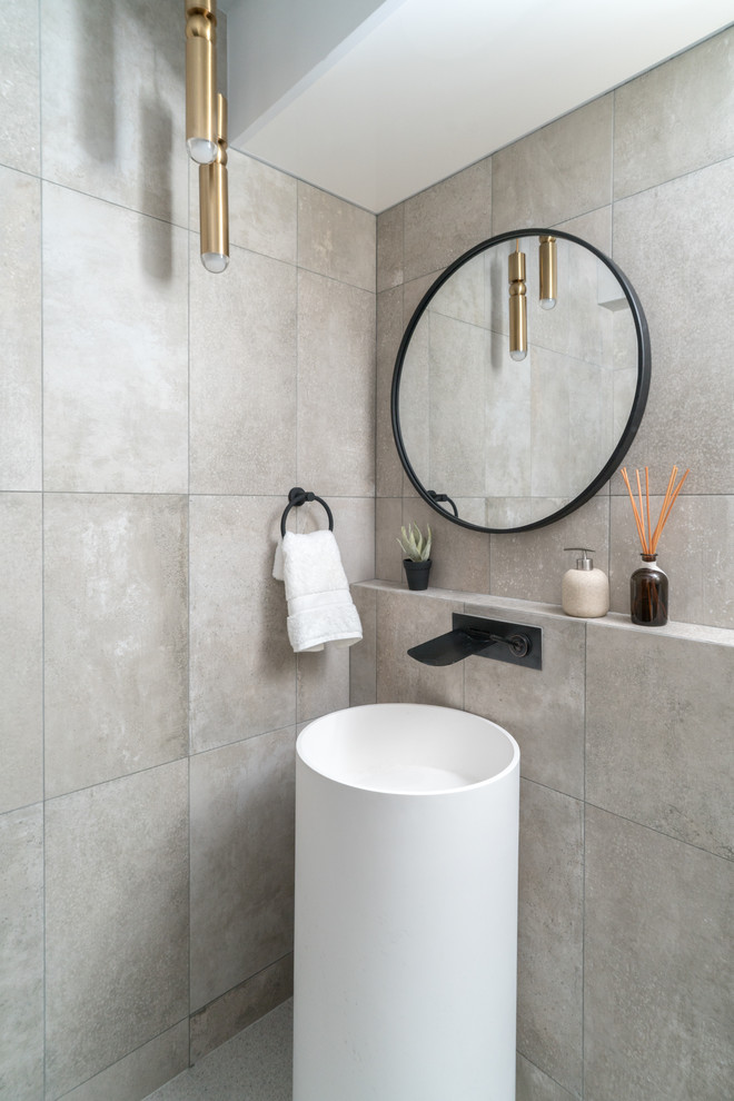 Свежая идея для дизайна: туалет в современном стиле с серой плиткой, серыми стенами и раковиной с пьедесталом - отличное фото интерьера