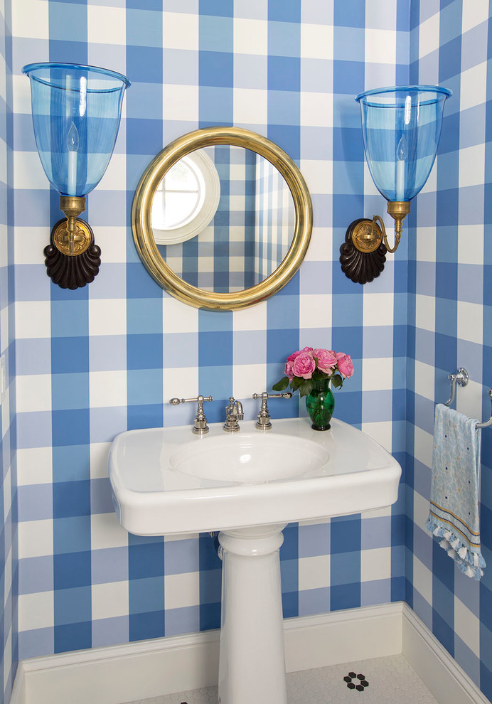 На фото: маленький туалет в морском стиле с синими стенами, раковиной с пьедесталом и белым полом для на участке и в саду