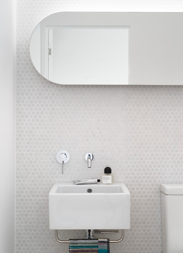 Moderne Gästetoilette mit weißen Fliesen, Mosaikfliesen, weißer Wandfarbe und Wandwaschbecken in Sydney