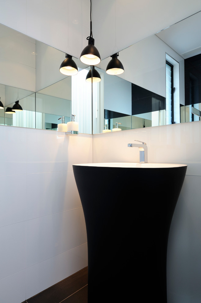シドニーにある高級な小さなコンテンポラリースタイルのおしゃれなトイレ・洗面所 (ペデスタルシンク、白いタイル、セラミックタイル、白い壁) の写真