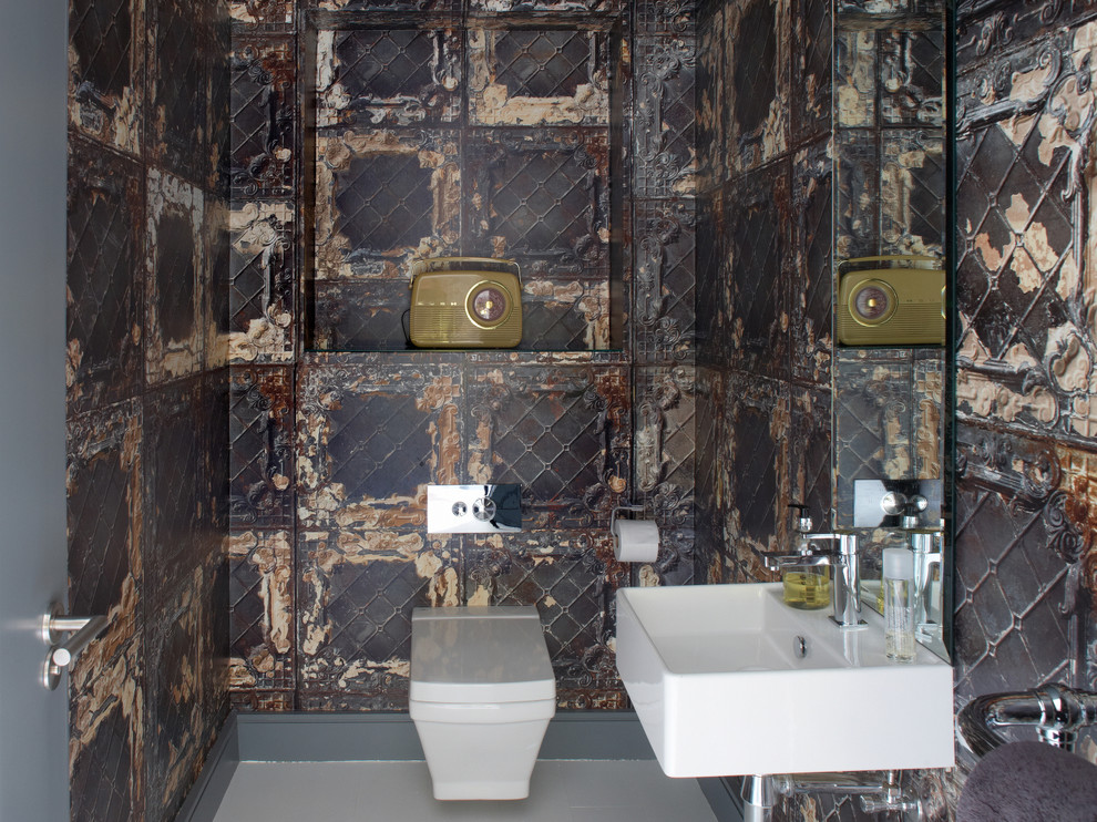 ダブリンにあるコンテンポラリースタイルのおしゃれなトイレ・洗面所 (壁付け型シンク、壁掛け式トイレ、マルチカラーの壁) の写真
