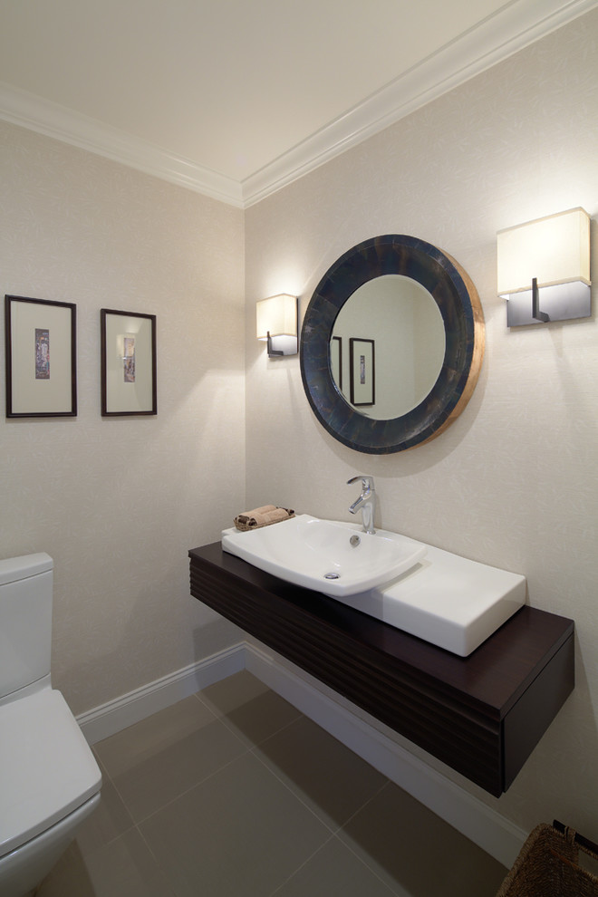 Ejemplo de aseo minimalista de tamaño medio con sanitario de una pieza, lavabo sobreencimera y paredes beige