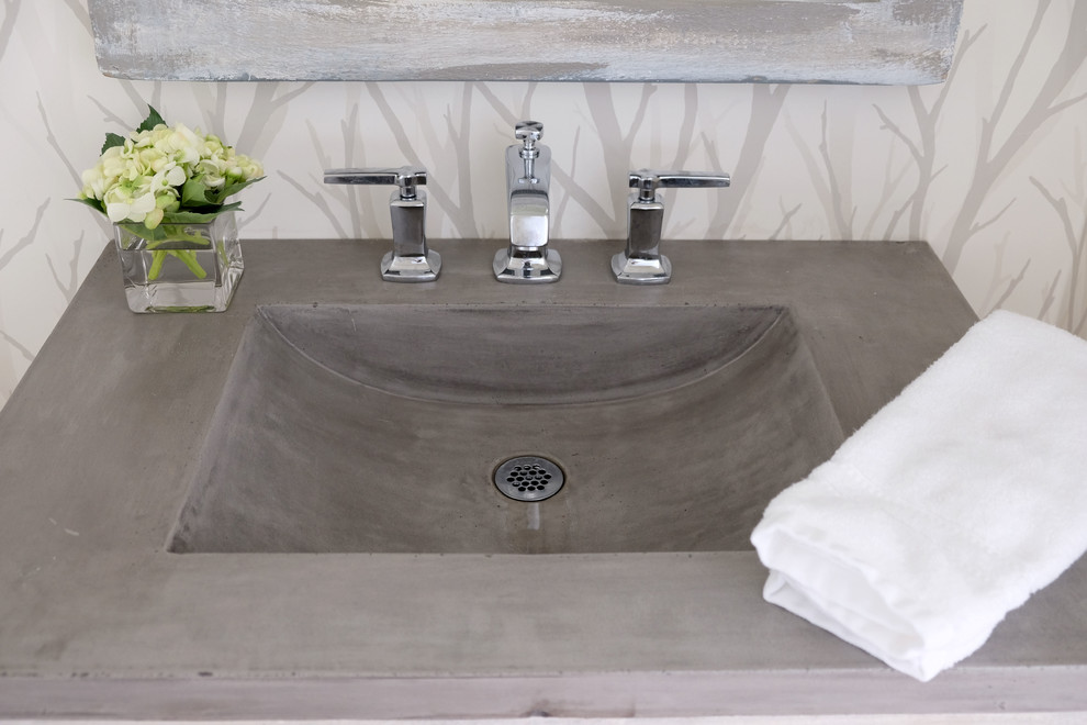 Esempio di un grande bagno di servizio stile marino con consolle stile comò, ante in legno chiaro, pareti beige, pavimento in gres porcellanato, lavabo integrato, top in cemento e pavimento beige
