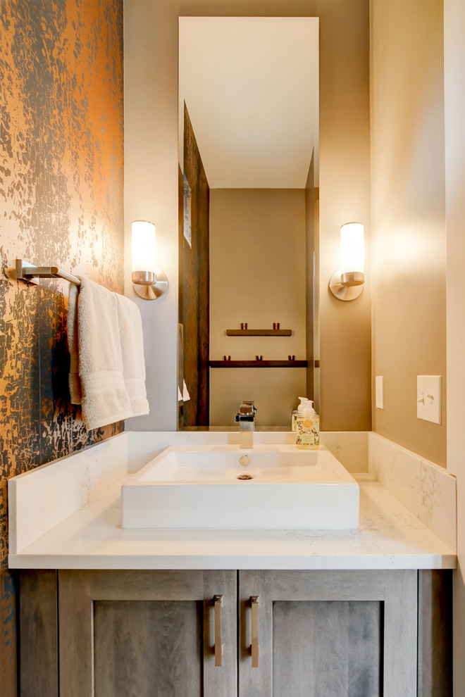 Foto di un piccolo bagno di servizio minimal con ante in stile shaker, ante in legno scuro, pareti beige, lavabo a bacinella, top in quarzo composito e top bianco