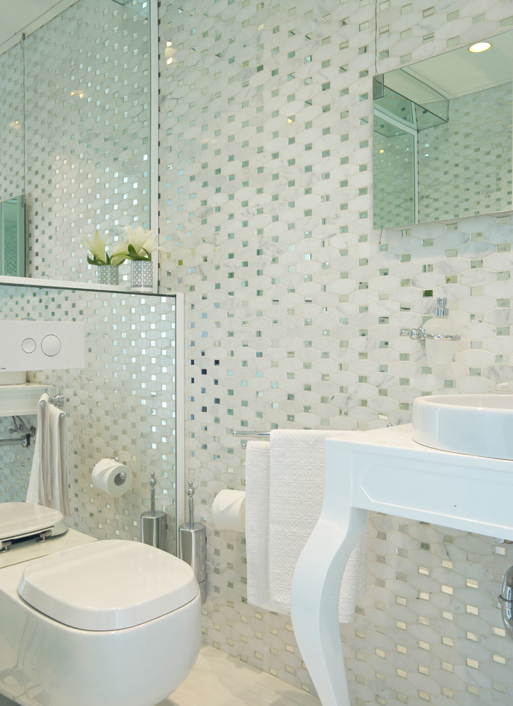 Идея дизайна: туалет в современном стиле с унитазом-моноблоком, белой плиткой и зеркальной плиткой