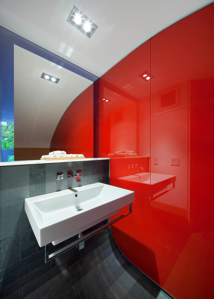 Exempel på ett litet modernt toalett, med ett väggmonterat handfat, grå kakel, röda väggar, släta luckor, porslinskakel, grått golv och skiffergolv