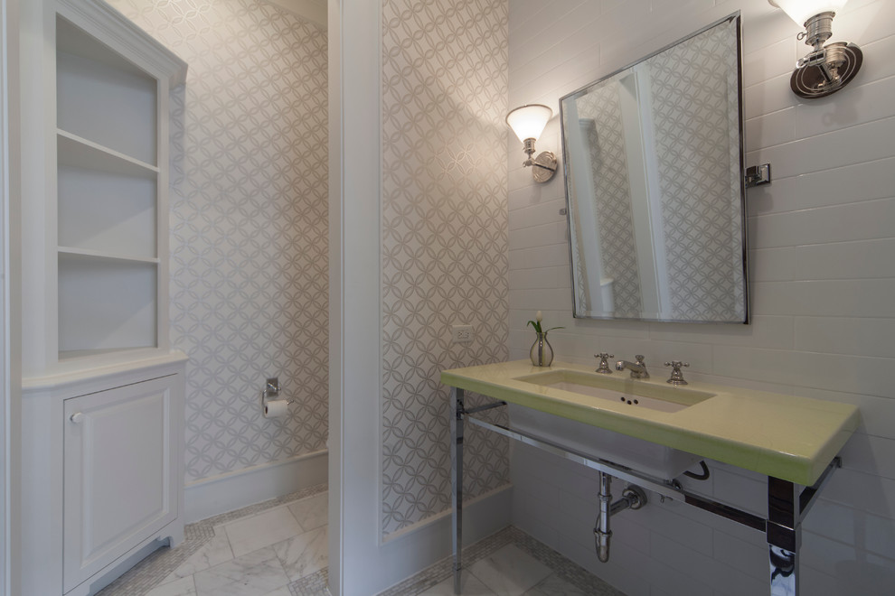 Exempel på ett mellanstort klassiskt grön grönt toalett, med luckor med upphöjd panel, vita skåp, vita väggar, marmorgolv, bänkskiva i akrylsten och ett undermonterad handfat