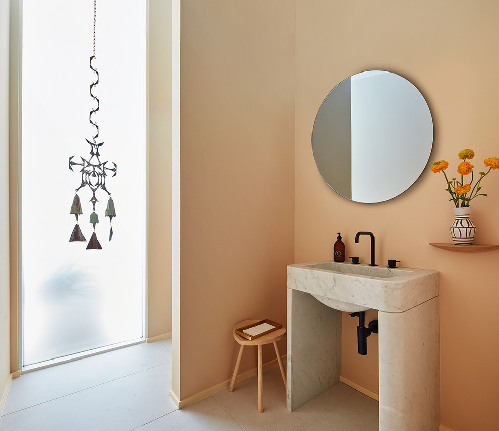 Ispirazione per un bagno di servizio moderno con pareti arancioni, lavabo a consolle e pavimento grigio