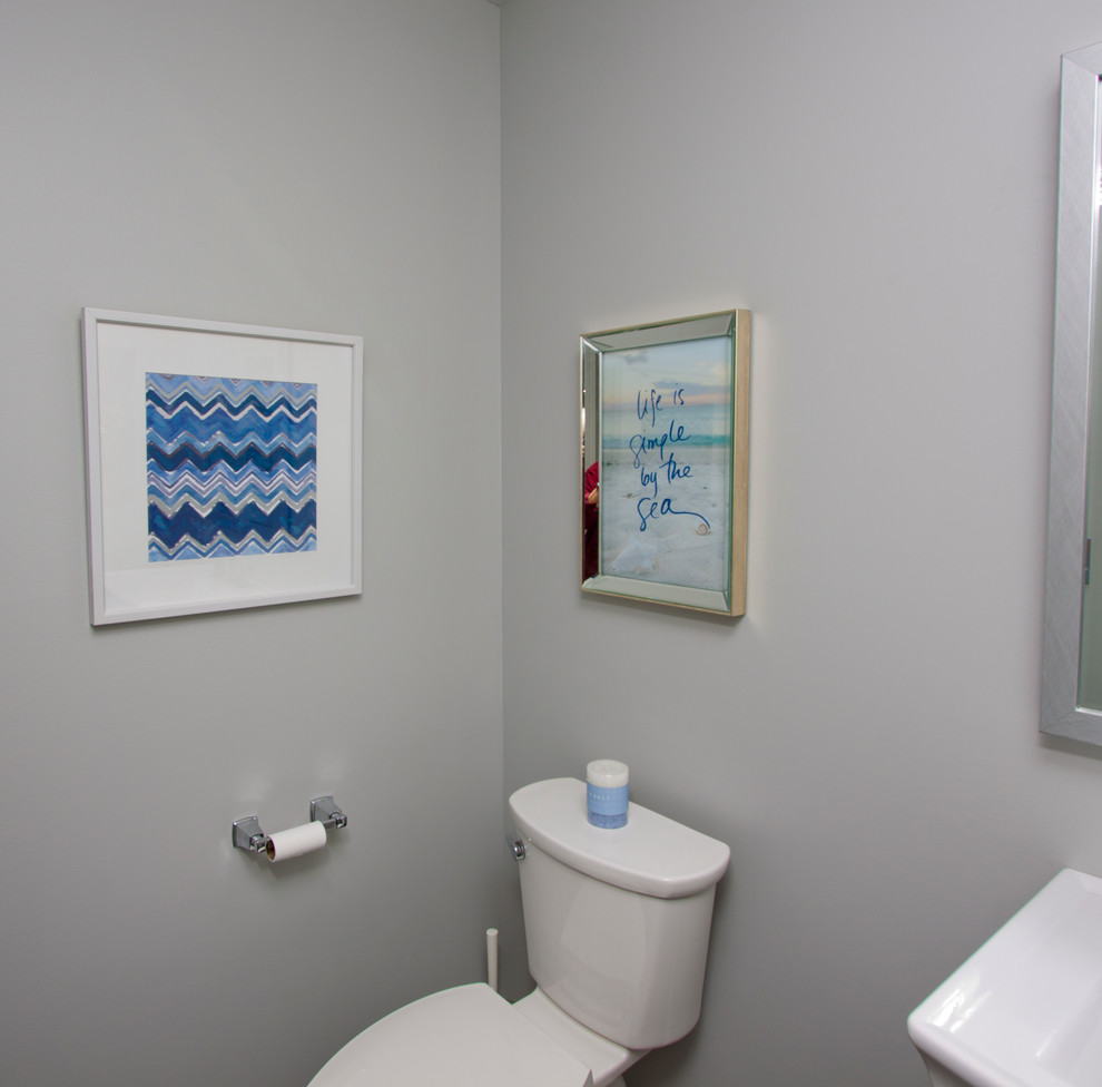 Exempel på ett mellanstort klassiskt toalett, med en toalettstol med separat cisternkåpa, porslinskakel, grå väggar, klinkergolv i porslin och ett piedestal handfat