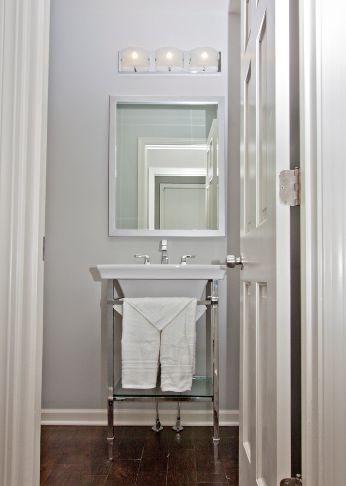 На фото: туалет среднего размера в стиле неоклассика (современная классика) с раздельным унитазом, керамогранитной плиткой, серыми стенами, полом из керамогранита и раковиной с пьедесталом с