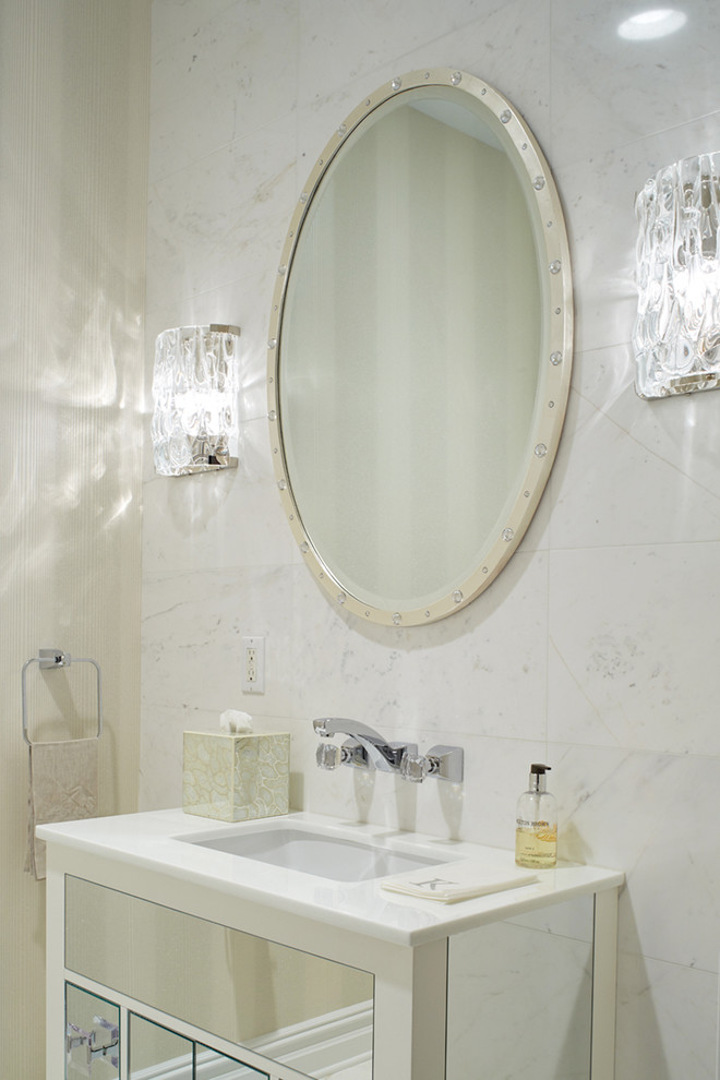 Foto di un piccolo bagno di servizio tradizionale con ante lisce, piastrelle bianche, piastrelle in gres porcellanato e top in marmo